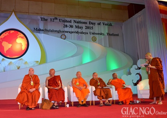 Công chúa Thái Lan dự Vesak, cúng dường chư Tăng ảnh 11 1 cchua04.jpg