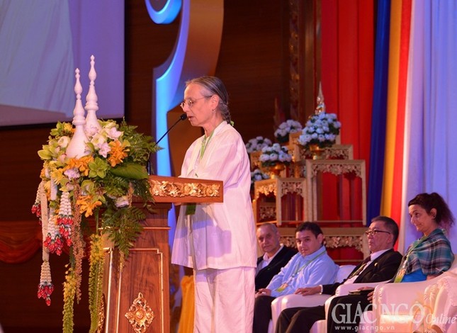 Công chúa Thái Lan dự Vesak, cúng dường chư Tăng ảnh 12 1 cchua05.jpg