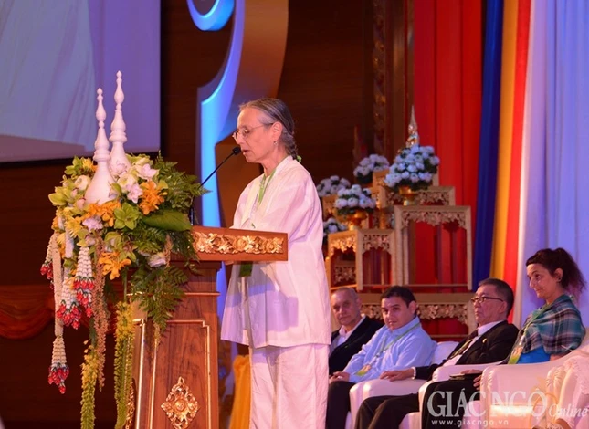 Công chúa Thái Lan dự Vesak, cúng dường chư Tăng ảnh 12 1 cchua05.jpg