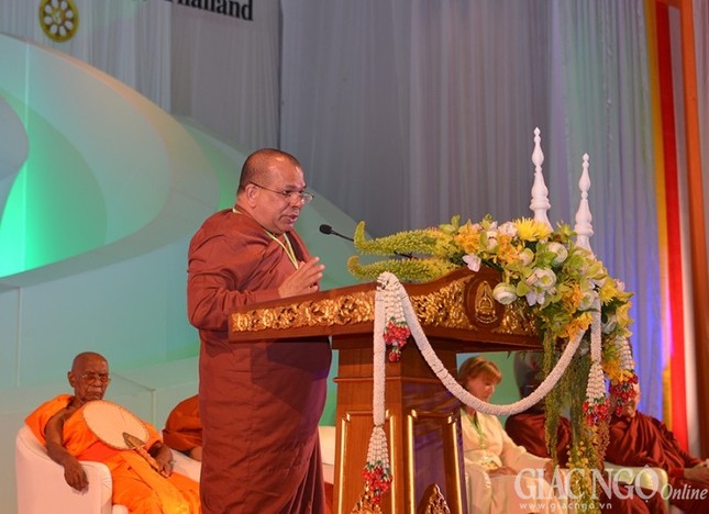 Công chúa Thái Lan dự Vesak, cúng dường chư Tăng ảnh 13 1 cchua06.jpg