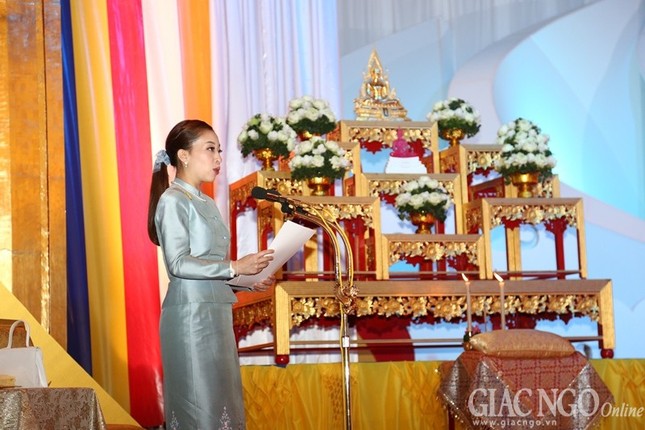 Công chúa Thái Lan dự Vesak, cúng dường chư Tăng ảnh 3 1 cchua08.jpg