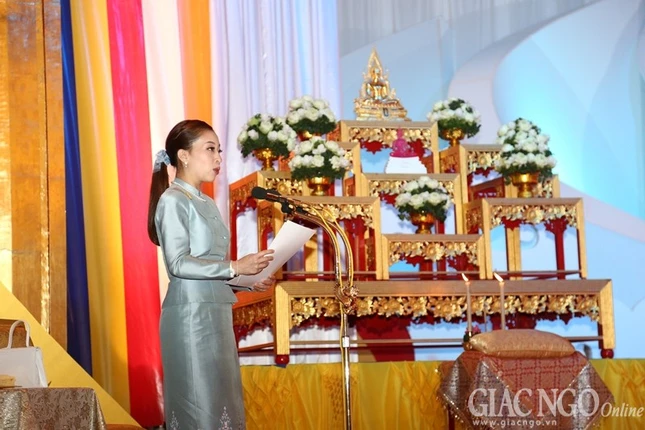 Công chúa Thái Lan dự Vesak, cúng dường chư Tăng ảnh 3 1 cchua08.jpg