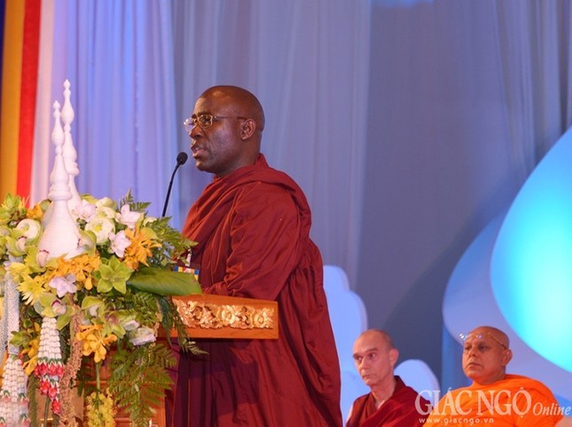 Công chúa Thái Lan dự Vesak, cúng dường chư Tăng ảnh 6 1 cchua11.jpg