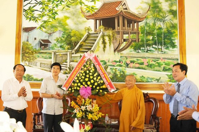 _ng Nguy_n Ng_c Quang, Ph_ B_ th_ Th__ng tr_c T_nh _y, Ch_ t_ch H_ND t_nh Qu_ng Nam th_m v_ t_ng hoa ch_c m_ng Ph_t __n.jpg
