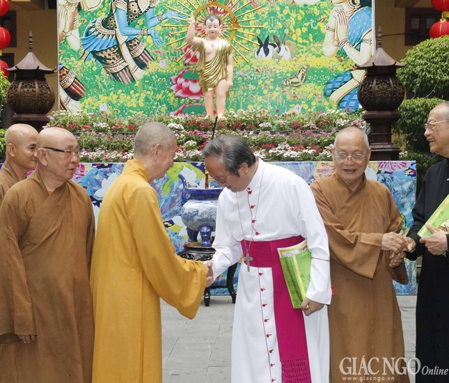 Tổng Giám mục TP.HCM thăm, chúc mừng Phật đản ảnh 7 Anh AAA (1).jpg