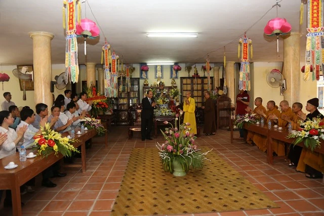 Phó Thủ tướng chúc mừng Phật đản Đức Pháp chủ ảnh 2 ducphapchu 2.jpg