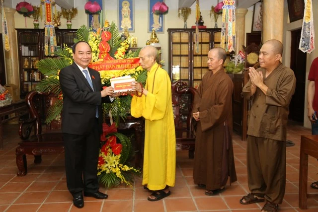 Phó Thủ tướng chúc mừng Phật đản Đức Pháp chủ ảnh 3 ducphapchu 3.jpg