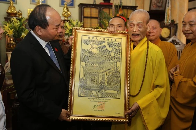 Phó Thủ tướng chúc mừng Phật đản Đức Pháp chủ ảnh 4 ducphapchu 4.jpg