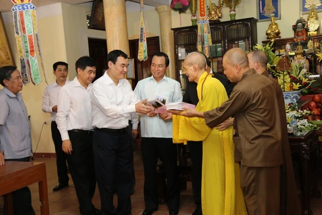 Phó Thủ tướng chúc mừng Phật đản Đức Pháp chủ ảnh 5 ducphapchu 5.jpg