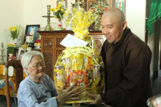 Lãnh đạo tỉnh Đồng Tháp chúc mừng Phật đản ảnh 3 IMG_2069.JPG