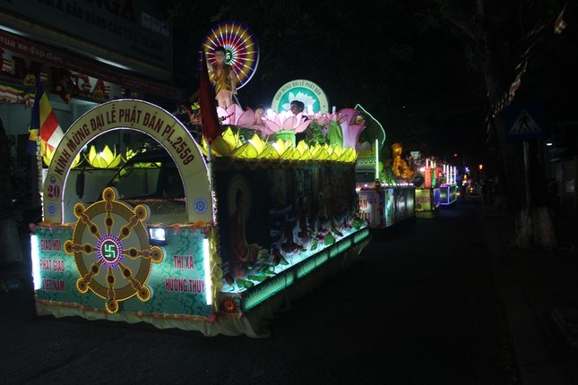 TT-Huế: Đêm diễu hành xe hoa cúng dường Phật đản ảnh 7 tthue4.jpg