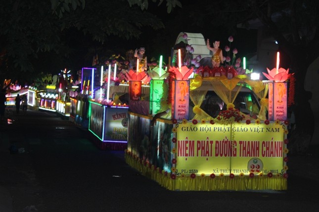 TT-Huế: Đêm diễu hành xe hoa cúng dường Phật đản ảnh 8 tthue5.jpg