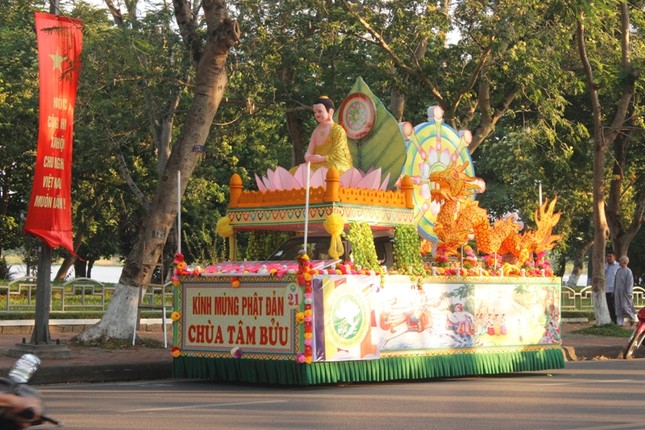 TT-Huế: Đêm diễu hành xe hoa cúng dường Phật đản ảnh 2 tthue7.jpg