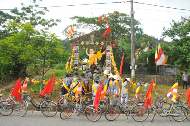 Xe đạp hoa mừng Phật đản tại vùng cao A Lưới ảnh 1 1al.jpg