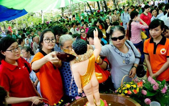 Xúc động với Phật tử khiếm thị tắm Phật ảnh 3 a pt kt2.jpg