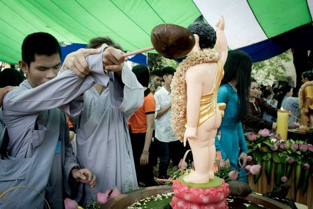 Xúc động với Phật tử khiếm thị tắm Phật ảnh 4 a pt kt3.jpg