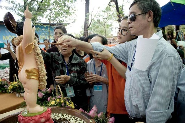 Xúc động với Phật tử khiếm thị tắm Phật ảnh 5 a pt kt4.jpg