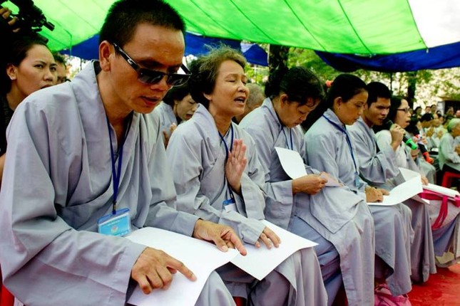 Xúc động với Phật tử khiếm thị tắm Phật ảnh 2 a pt kt5.jpg