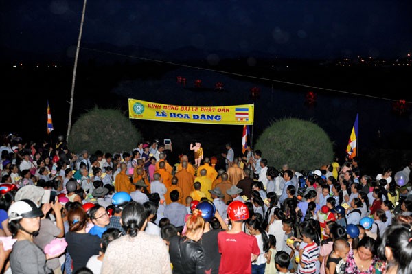 Kon Tum: Đêm hoa đăng lung linh bên dòng ĐăkLa ảnh 5 Hinh 5.jpg