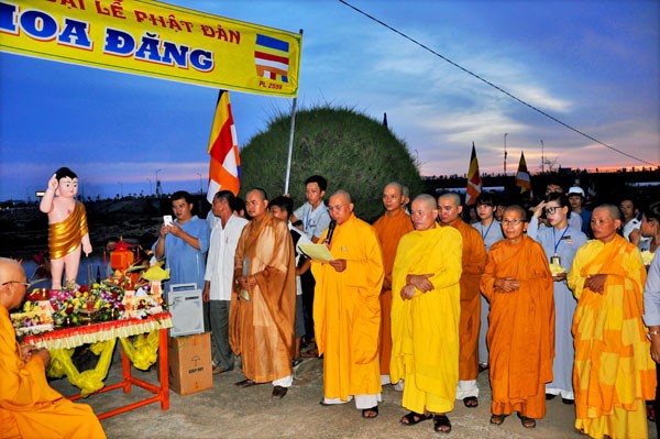 Kon Tum: Đêm hoa đăng lung linh bên dòng ĐăkLa ảnh 6 Hinh 6.jpg