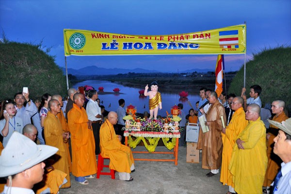 Kon Tum: Đêm hoa đăng lung linh bên dòng ĐăkLa ảnh 4 hinh 4.jpg