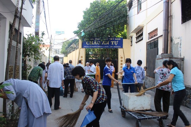 Phật giáo Gò Vấp quét dọn rác làm sạch môi trường ảnh 3 4qr.jpg