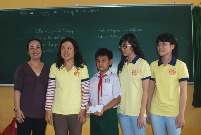 Co Song Thi trao 2tr den quy khuyen hoc cho co HT.JPG