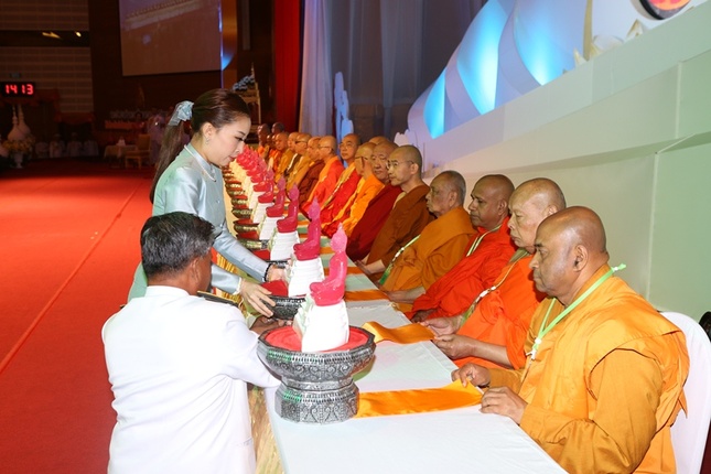 Cong chua Thai du Vesak (5).JPG