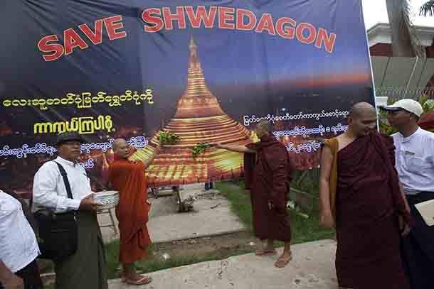 Phản đối dự án phát triển gần chùa Shwedagon ảnh 1 Shwedagon-Monks.jpg