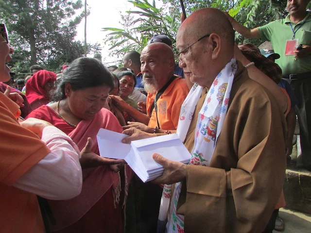 Đoàn Phật giáo VN tặng quà thêm 6 điểm ở Nepal ảnh 1 ngo dung 1.jpg