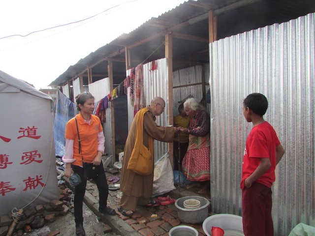 Đoàn Phật giáo VN tặng quà thêm 6 điểm ở Nepal ảnh 4 ngo dung 3.jpg