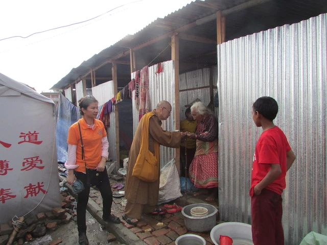 Đoàn Phật giáo VN tặng quà thêm 6 điểm ở Nepal ảnh 4 ngo dung 3.jpg