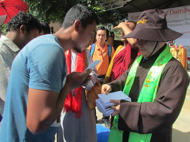 Đoàn Phật giáo VN tặng quà thêm 6 điểm ở Nepal ảnh 2 ngo dung 4.jpg