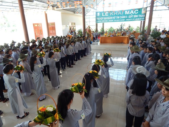 GĐPT tỉnh Bình Thuận tổ chức trại Tâm Chánh II ảnh 1 dang hoa chao mung.jpg