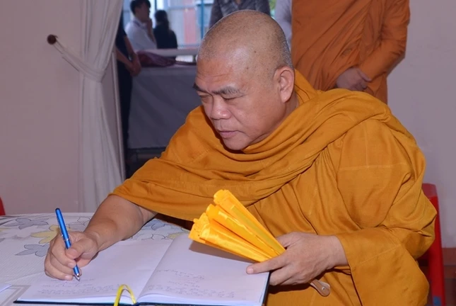 HT.Thích Giác Toàn ghi sổ tang lưu niệm BTN_0042.JPG