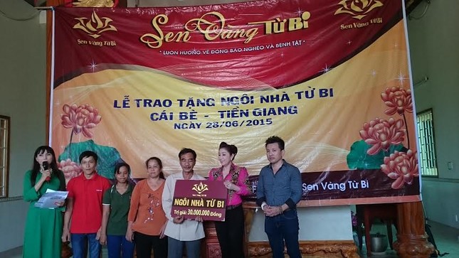 Nhóm “Sen vàng từ bi” trao nhà tình thương ảnh 1 1sv.jpg