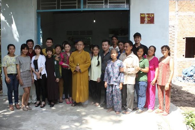 Nhóm “Sen vàng từ bi” trao nhà tình thương ảnh 2 2sv.jpg