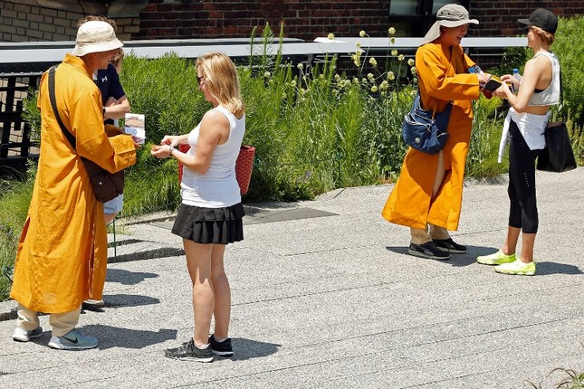 Sư giả tràn lan tại New York ảnh 1 su gia1.jpg