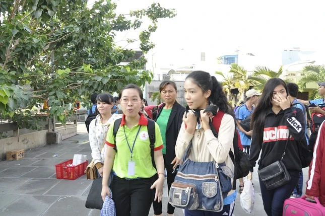 Màu áo xanh Phật giáo tiếp sức sĩ tử tới trường thi ảnh 1 1mt.JPG