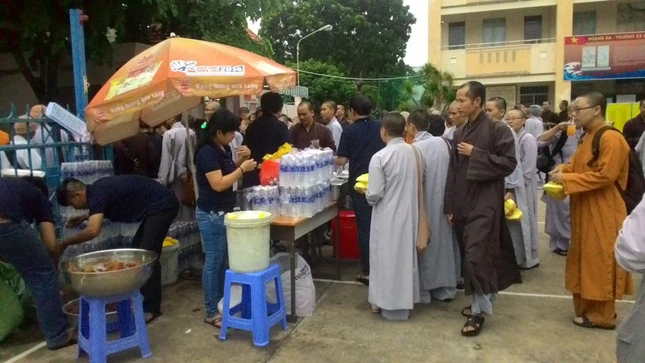 Phỏng vấn bên lề: “Một mùa thi hoan hỷ” ảnh 1 th_ sinh nh_n _m th_c sau m_n thi __u ti_n.jpg