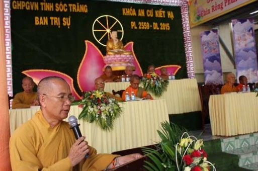 TT Thich Minh Hanh doc bao cao.jpg