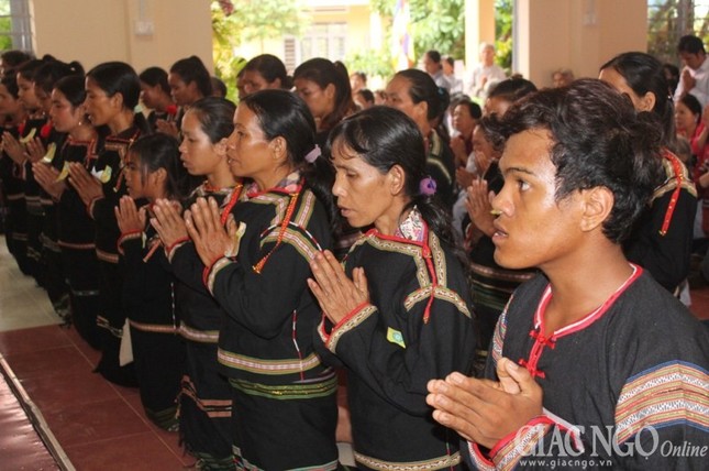 Đông đảo đồng bào dân tộc quy y Tam bảo ảnh 2 H2.jpg