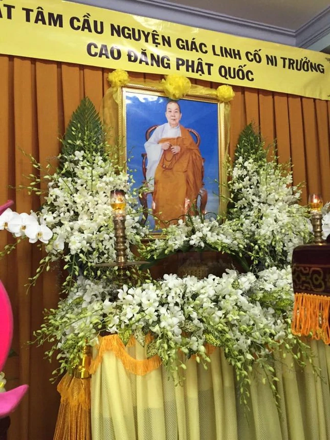 Cung tống kim quan cố NT.Thích nữ Tịnh Thiền trà-tỳ ảnh 1 1 tang le 4.jpg