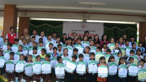 Tặng 90 học bổng cho học sinh huyện Nhà Bè ảnh 1 pknb1.jpg