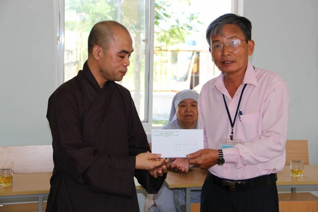 Đà Nẵng: PG Q.Liên Chiểu tặng quà mùa Vu lan ảnh 1 lien chieu 1.jpg