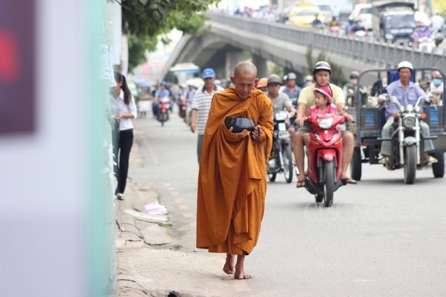 Phóng sự ảnh: Theo chân sư giả khất thực phi pháp ảnh 14 14KT.jpg