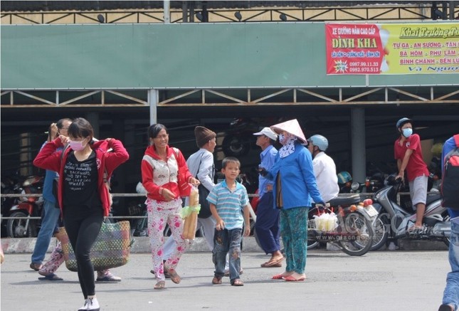 Phóng sự ảnh: Theo chân sư giả khất thực phi pháp ảnh 19 19KT.jpg