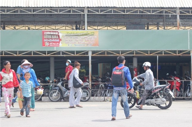 Phóng sự ảnh: Theo chân sư giả khất thực phi pháp ảnh 20 20KT.jpg