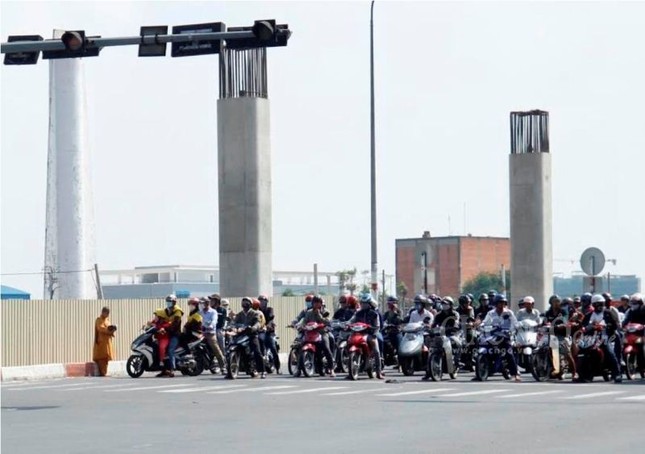 Phóng sự ảnh: Theo chân sư giả khất thực phi pháp ảnh 21 21KT.jpg