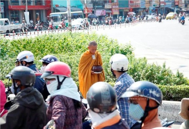 Phóng sự ảnh: Theo chân sư giả khất thực phi pháp ảnh 22 22KT.jpg